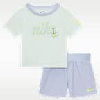 Pólóból és keresztezett derekú rövidnadrágból álló Nike Dri-FIT szett babáknak