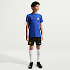 Playera de fútbol de manga corta Nike Dri-FIT para niños talla grande Chelsea FC Strike
