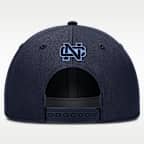 Gorra universitaria Nike Dri-FIT con estructura A-Frame ajustable para hombre North Carolina Legacy Letter & Location Rise