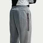Pants de tejido Fleece con detalles de diseño reflejante con dobladillo abierto para hombre Nike Tech