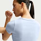 Playera de manga corta Dri-FIT cropped para mujer Nike One Fitted