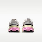 รองเท้าผู้หญิง Nike V2K Run พร้อมส่วนเน้นสะท้อนแสง