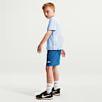Conjunto de playera con gráfico "Just Do It" y shorts de malla para niños talla pequeña Nike Sportswear