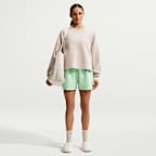 Lediga shorts Nike 24.7 ImpossiblySoft Dri-FIT med medelhög midja 10 cm för kvinnor