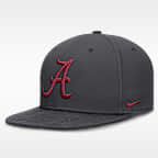 Gorra universitaria Nike Dri-FIT ajustada para hombre Alabama Pro