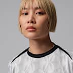 Paris Saint-Germain Academy Pro Night Edition Jordan Dri-FIT mérkőzés előtti, rövid ujjú női futballfelső