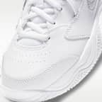 NikeCourt Jr. Lite 2-tennissko til større børn