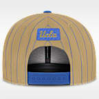 Gorra universitaria marca Jordan Dri-FIT ajustable para hombre UCLA Primetime Pin Stripe 2-Tone