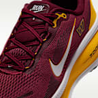 Tenis de correr en pavimento de la NFL para hombre Nike Vomero 18 (Washington Commanders)
