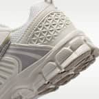 รองเท้าเด็กเล็กพร้อมส่วนเน้นสะท้อนแสง Nike Vomero 5