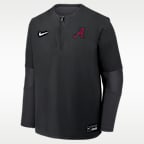 Playera rompevientos de manga larga universitaria Nike Dri-FIT con cierre de 1/4 para hombre Alabama Dugout