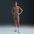 Shorts de ciclismo de tiro alto de 20 cm con bolsillos para mujer Nike One