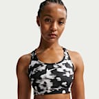 Bra deportivo con estampado con almohadilla de media sujeción para mujer Nike Swoosh