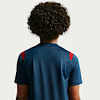 Playera de futbol de manga corta Nike de tejido Knit Dri-FIT para niños talla grande C.D. Guadalajara Academy Pro