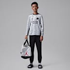 Maglia da calcio pre-partita a manica lunga Jordan Dri-FIT Paris Saint-Germain Academy Pro Night Edition – Ragazzo/a