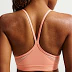 Bra deportivo acolchado de baja sujeción con cuello en V para mujer Nike Indy