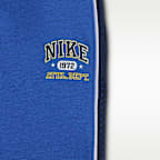 Enterito para bebé Nike Sportswear (12 a 24 meses) P.E. Conjunto de sudadera de cuello redondo y pantalones de French Terry para bebé