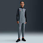 Playera de entrenamiento de fútbol de manga larga Dri-FIT de cierre 1/4 para niños talla grande Nike Academy