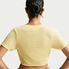 Haut court à manches courtes torsadé avec col en V NikeSKIMS Performance Cotton Blend pour femme