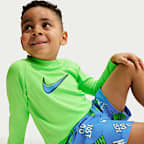 Conjunto de playera de manga larga y shorts para niño talla pequeña Nike Swim Breaker Logo Tape