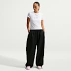Kort, slimmad t-shirt Nike Sportswear Chill Knit för kvinnor