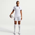 Fotbollsshorts England 2026 Stadium Nike Dri-FIT Replica (hemmaställ) för kvinnor