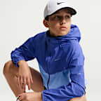 Chamarra de entrenamiento Nike Stride para niños Repel UV