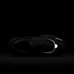 รองเท้าผู้หญิง Nike V2K Run พร้อมส่วนเน้นสะท้อนแสง