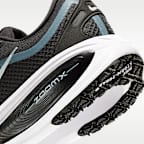 Nike Vomero 18 GORE-TEX Women's Waterproof Road Running Shoes With Reflective Design Accents