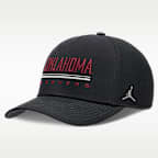 Gorra universitaria marca Jordan Dri-FIT ajustable para hombre Oklahoma Sideline Practice Rise