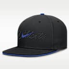 Gorra universitaria Nike Dri-FIT ajustada para hombre Kentucky Pro