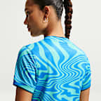 Playera de fútbol de manga corta Nike Dri-FIT para antes del partido para mujer Brazil