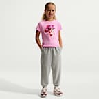 Playera con gráfico de cachorrito para niños talla pequeña Nike