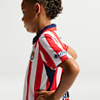 Conjunto de 3 piezas de futbol Nike Replica para niños talla pequeña C.D. Guadalajara local Stadium 2026/27
