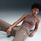 Pants de entrenamiento de piernas anchas de tiro medio para mujer Nike Sportswear Club Fleece