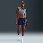 Bra deportivo con almohadilla de media sujeción para mujer Nike Swoosh