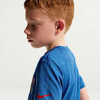 Playera con gráfico de varios deportes de corte cuadrado para niños talla pequeña Nike