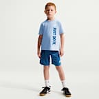 Conjunto de playera con gráfico "Just Do It" y shorts de malla para niños talla pequeña Nike Sportswear