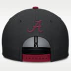 Gorra universitaria Nike Dri-FIT ajustable para hombre Alabama Sideline Campus Local Pro