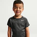 Conjunto de playera Miler y shorts Dri-FIT infantil Nike