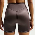 Shorts da ciclista 13 cm a vita alta NikeSKIMS Satin Shine – Donna