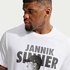 Playera de tenis con gráfico NikeCourt Dri-FIT para hombre Jannik Sinner