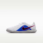 Tacos de fútbol de corte low para cancha cubierta Nike Jr. Tiempo Maestro Club