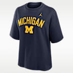 Playera universitaria marca Jordan para mujer Michigan Arch Over Logo Boxy