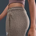 Pants de entrenamiento de piernas anchas de tiro medio para mujer Nike Sportswear Club Fleece