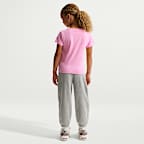 Playera con gráfico de cachorrito para niños talla pequeña Nike