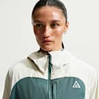 Chamarra con protección contra los rayos UV para mujer Nike ACG "Five Towers"