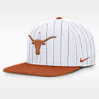 Gorra universitaria Nike Dri-FIT ajustable para hombre Texas Primetime Pin Stripe 2-Tone