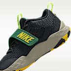 Tenis de básquetbol para niños grandes Nike Team Hustle D 12