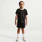 Conjunto de dos piezas con shorts deportivos Dri-FIT para niños talla pequeña Nike